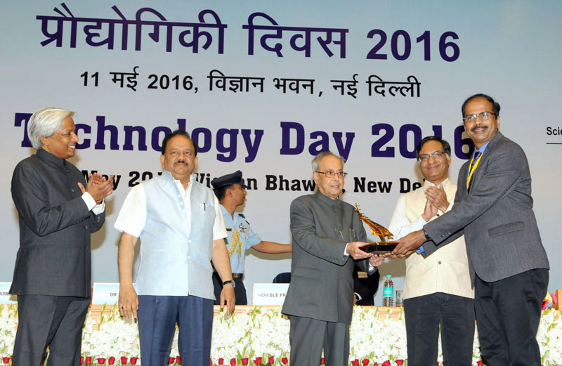 Dr. Tata Narasinga Rao receiving the trophy from Shri Pranab Mukherjee